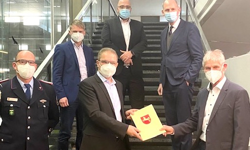 Ortsbrandmeister Marc Borchardt, Staatssekretär Stephan Manke, Oberbürgermeister Frank Klingebiel, dahinter MdL Stefan Klein, Erster Stadtrat Eric Neiseke und MdL Christoph Plett (v. li.).