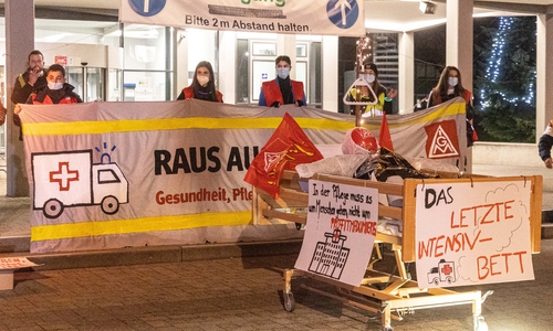 Vor dem Helios Klinikum fand eine Kundgebung statt.