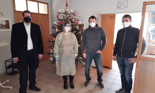Samtgemeindebürgermeister Marco Kelb dankt Stefanie Kimmel, Thorben Wutscherk und Marc Wutscherk vom Team der Teststelle im Beeke-Hus in Dettum.