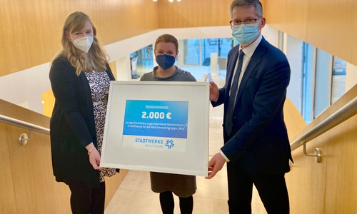 Svenja Glahe, Angebotsleitung stationäre Jugendhilfe im CJD Wolfsburg, Bianca Wassermann, Fachbereichsleitung Kinder-, Jugend- und Familienhilfe und Dr. Frank Kästner, Vorstand Stadtwerke Wolfsburg AG (v. li.).