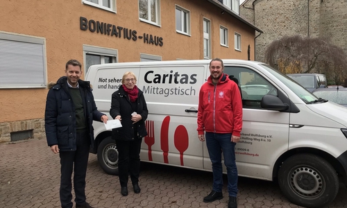Oberbürgermeister Dennis Weilmann überreichte die Spende an Caritas-Geschäftsführerin Barbara-Maria Cromberg. 