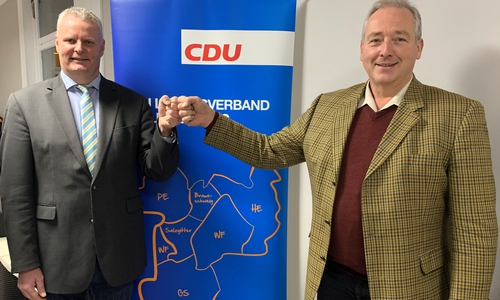 CDU-Landesvorsitzender Frank Oesterhelweg (rechts) gratuliert dem neuen Fraktionsvorstand im Großraum Braunschweig, Vorsitzendem Volker Meier.