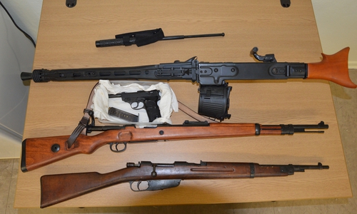 Bei einer Hausdurchsuchung wurden mehrere Waffen sichergestellt.