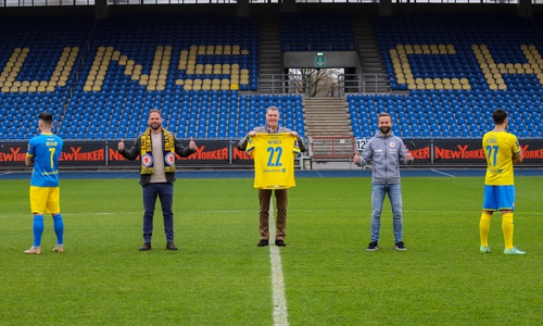 Maurice Multhaup, Wolfram Benz (Kaufmännischer Geschäftsführer Eintracht Braunschweig), Knud Maywald (Vorsitzender des Vorstandes der Öffentlichen Versicherung Braunschweig), Michael Schiele und Niko Kijewski bei der Präsentation des neuen Rückenlogos (v. li.).