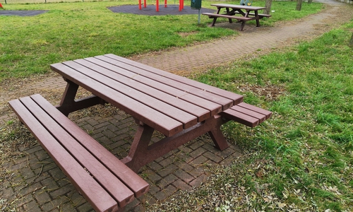 Die neuen Sitzgruppen am Spielplatz.
