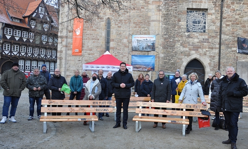 Bänke mit den ehrenamtlichen Baumeistern Adrian und Martin Koschyk (links), Oberbürgermeister Dr. Torsten Kornblum (Mitte), dem Vorsitzenden der Freiwilligenagentur Falk Hensel (rechts), sowie Projektpartnern, Sponsoren und Mitarbeitern beziehungsweise Vertretern der AWO und der Freiwilligenagentur. 