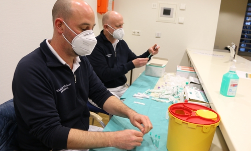 Dr. Roland Diesel und Dr. Tobias Jüttner bereiten Impfspritzen für das Impfzentrum im Klinikum Wolfenbüttel vor.
