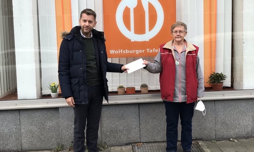 Oberbürgermeister Dennis Weilmann überreichte die Spende an eine Vertreterin der Wolfsburger Tafel. 