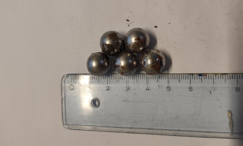 Mit diesem Metallkugeln wurde die Heckscheibe der 30-Jährigen zerstört.