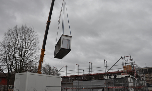 Anlieferung und Installation der Module des Neubaus.
