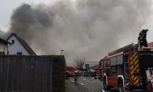 Rauch zieht über Immenrode auf.