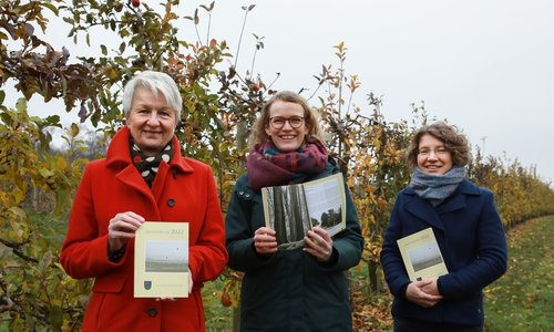 Auch Nachhaltigkeit und Landwirtschaft sind Themen im neuen Heimatbuch „Zukunft bewahren“. Das Heimatbuch präsentieren (v.l.n.r.): Landrätin Christiana Steinbrügge, Johanna von Anshelm (Leiterin Abteilung Medien & Kultur im BIZ) sowie Meike Buck (Redaktion des Heimatbuches).