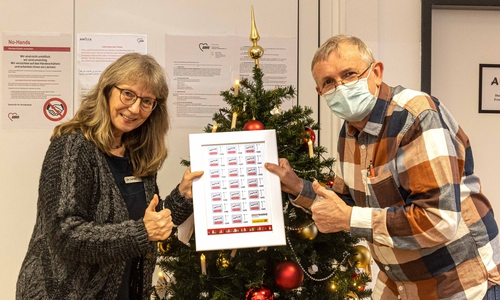 Birgit Hynek bekommt die Sondermarken von Rudolf Karliczek übergeben.