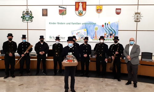 Eric Neiseke, Erster Stadtrat der Stadt Salzgitter (rechts) begrüßt mit Sascha Ordowski, Kreisgruppensprecher Salzgitter (links) die neuen bevollmächtigten Bezirksschornsteinfeger (weiter von links) Uwe Sock, Ingo Rieck, Tobias Pilz, Rüdiger Pultar, Thomas Rutke, Uwe Claas und Andreas Michelbrink. Johann Knappe (vorn) wurde für seine 30-jährige Tätigkeit gewürdigt.