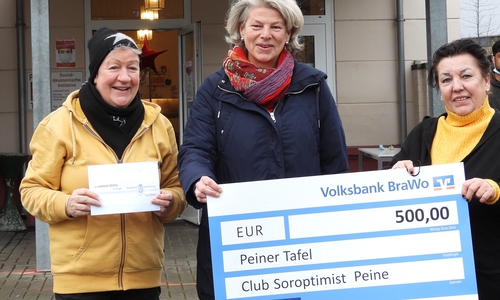 von links: Tafel-Mitarbeiterin Marlies Kandel, Soroptimist-Präsidentin Claudia Natusch-Pleger und Tafel-Chefin Birgit Kegel.