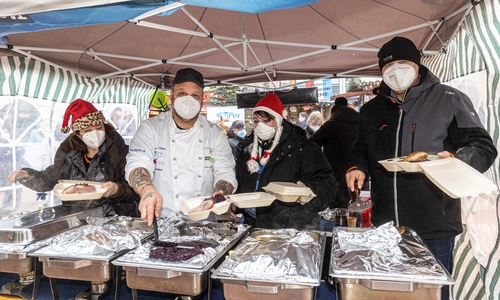 Gianluca Calabrese (2. v. li.) verteilte wieder Weihnachtsessen.