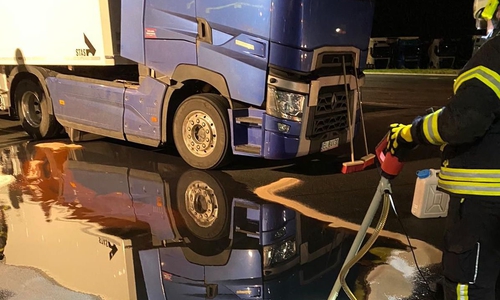 Der LKW hatte rund 100 Liter Öl verloren.