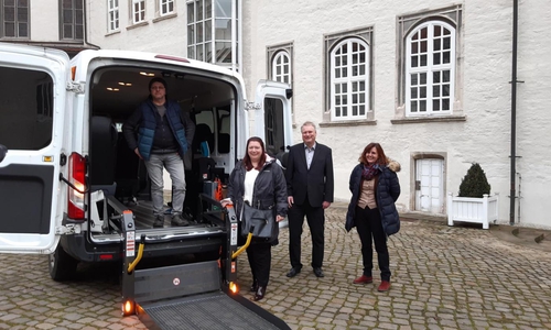 Freuen sich auf die Zusammenarbeit in den kommenden drei Jahren: Rolf Amelsberg (Kreisrat, 2. v. re.) und Heike Busse (Leitung Fachbereich Soziales, rechts) mit Vertreterinnen und Vertretern des Regenbogen Fahrdienstes.