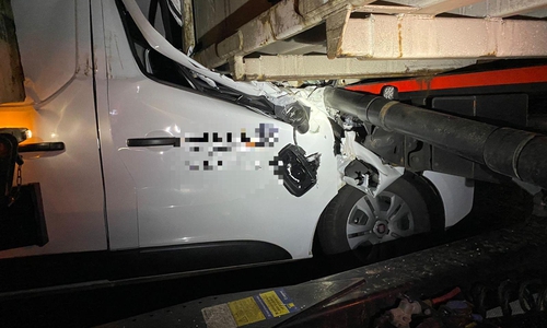 Der Transporter wurde erheblich beschädigt.