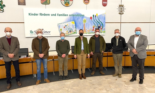 Eric Neiseke, Erster Stadtrat der Stadt Salzgitter (rechts) gratuliert der neuen Kreisjägermeisterin Susanne Niemeyer und den anderen Mitgliedern des Jagdbeirats Hans Kasinger, Herbert Würstemann, Joachim Lüders, Axel Kornblum und Detlef Tolzmann. Dirk Werthmann war nicht anwesend.