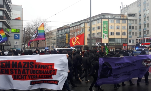 Die linken Demonstranten ziehen durch die Braunschweiger Innenstadt.
