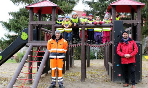Bürgermeister Malte Schneider (re.) und Bernd Segger mit den kleinen Elmzwergen, die die neuen Spielgeräte auf dem Esbecker Spielplatz begeistert begutachteten und testeten.