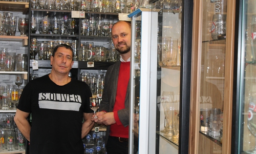 Bierglassammler Uwe Koch (links) und Bürgermeister Malte Schneider in der Ausstellung.