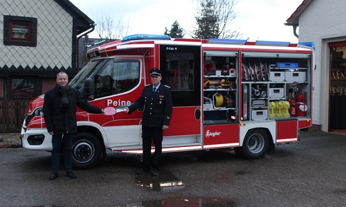 Bürgermeister Klaus Saemann (links) übergibt die Fahrzeugschlüssel an Ortsbrandmeister Wolfgang Wiese. 