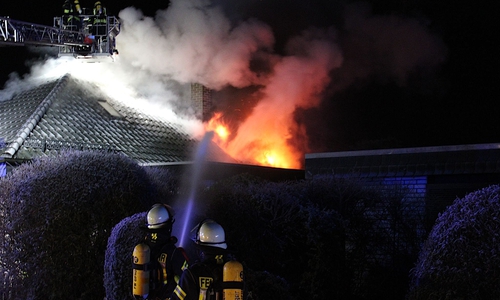 Die Feuerwehr bekämpfte die offenen Flammen.