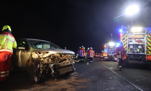 Eines der drei beteiligten Fahrzeuge, die nach der Kollision über die Fahrbahnen der A39 verteilt standen. 