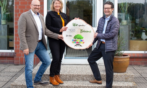 Stefanie und Ulrich Bähre, Geschäftsführer der Strang & Bähre GmbH, spenden 2.000 Euro (400 Bäume) für den United Kids Foundations Wald, die Carsten Ueberschär, Botschafter von United Kids Foundations, entgegennimmt.    