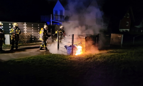 In Oker brannten innerhalb von einer Stunde zwei Altpapiercontainer. 