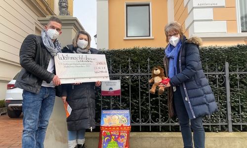 Tobias Lampe und seine Lebensgefährtin Nicole Schröter konnten mehr als 2.700 Euro am Tanja Lempke vom Kinderhospiz Löwenherz übergeben. 