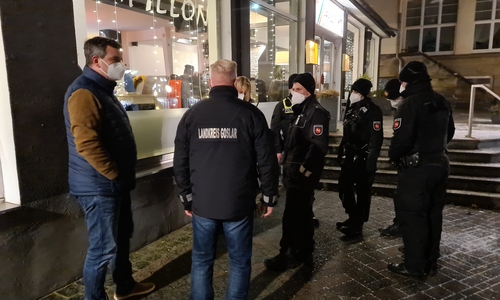 Landrat Dr. Alexander Saipa (links) begleitete die Kontrollaktion von Landkreis, Kommunen und der Polizei in der Goslarer Innenstadt.