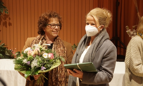 Renate Luksch (links) verabschiedet Urte Schwerdtner nach zehn Jahren als Ratsfrau im Rat der Stadt Goslar - sie ist ab dem 1. Januar Oberbürgermeisterin. 