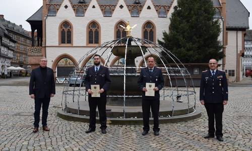 Erster Stadtrat Burkhard Siebert (links) und Stadtbrandmeister Christian Hellmeier (rechts) umrahmen Dominik Dreilich (2.v.r.) und Dominik Steinmeier nach der Übergabe der Urkunden