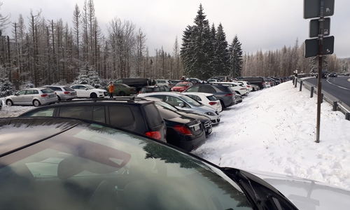 So überfüllt wie hier ist der Parkplatz Oderteich am heutigen zweiten Weihnachtsfeiertag nicht.
