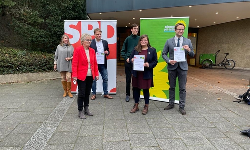 Auf dem Foto sind v.l. zu sehen: Annette Schütze (1. Stellvertretende Vorsitzende der SPD-Ratsfraktion), Annegret Ihbe (stellvertretende Vorsitzende der SPD Braunschweig), Christoph Bratmann (Vorsitzender der SPD-Ratsfraktion), Anton Hensky (Vorstandssprecher des Grünen Kreisverbands Braunschweig), Lisa-Marie Jalyschko (Vorsitzende der Grünen Ratsfraktion) und Helge Böttcher (Vorsitzender der Grünen Ratsfraktion).