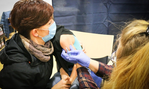 Auch OP-Schwester Anja kam mit ihren 8 und 10 Jahre alten Söhnen zur Impfung. Tapfer haben sie den kleinen Piks über sich ergehen lassen.