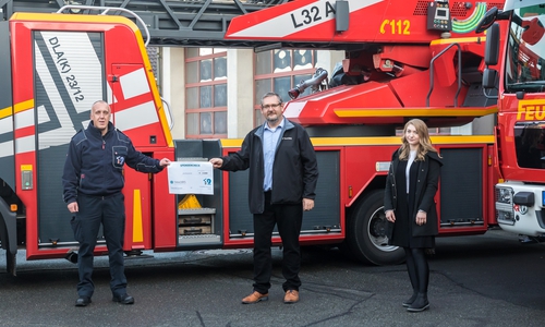 Ortsbrandmeister Udo Löprich, Percy Engler und Lisa-Marie Jordan der Taniobis GmbH.