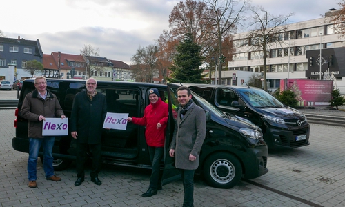 Vorne von links: Axel Gierga (Geschäftsführer KVG Braunschweig), Detlef Tanke (Verbandsvorsitzender Regionalverband Großraum Braunschweig), Frank Klingebiel (Oberbürgermeister Stadt Salzgitter), Alexander Brüll (General Manager Clever Shuttle)  (im Hintergrund im Auto sitzend KVG Verkehrsmeister Michael Schlesinger-Halm).
