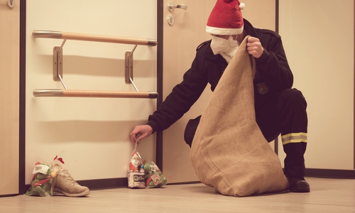 Unterstützung für den Nikolaus: Kameraden der Ortsfeuerwehr Stadtmitte halfen in der Kinderklinik die Stiefelchen und Schühchen zu füllen.
