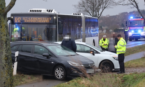 Die Straße wurde für die Unfallaufnahme voll gesperrt. 