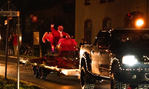 Bei der Lichterfahrt im Landkreis Helmstedt war sogar der Weihnachtsmann mit seinem Schlitten präsent.