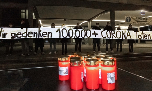 Die Gedenkveranstaltung vor dem Rathaus.