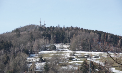 Eine Schneeballschlacht mit Schneeresten bei frühlingshaften Temperaturen? An diesem Wochenende ist das möglich. 