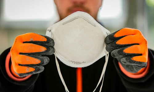 Bauarbeiter mit Atemschutzmaske: Auch der Arbeits- und Gesundheitsschutz zählt zu den Aufgaben von Betriebsräten. Die IG BAU appelliert an Beschäftigte, sich gerade in Krisenzeiten um die Vertretung ihrer Interessen im Betrieb zu kümmern.