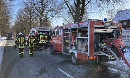 Die Feuerwehr im Einsatz in Söderhof. 