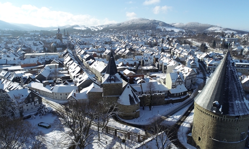 Nicht nur auf Dachlasten, Eiszapfen und die Gefahr von Dachlawinen müssen Hauseigentümer achten, sondern auch dafür Sorge tragen, dass die Abläufe frei sind. Nur so kann das Schmelzwasser bei Tauwetter ungehindert ablaufen.