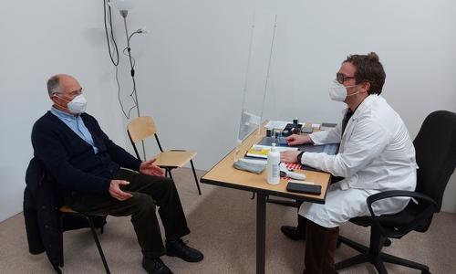 Impf-Arzt Frederik Merten (rechts) im Vorgespräch mit Hans Symens.